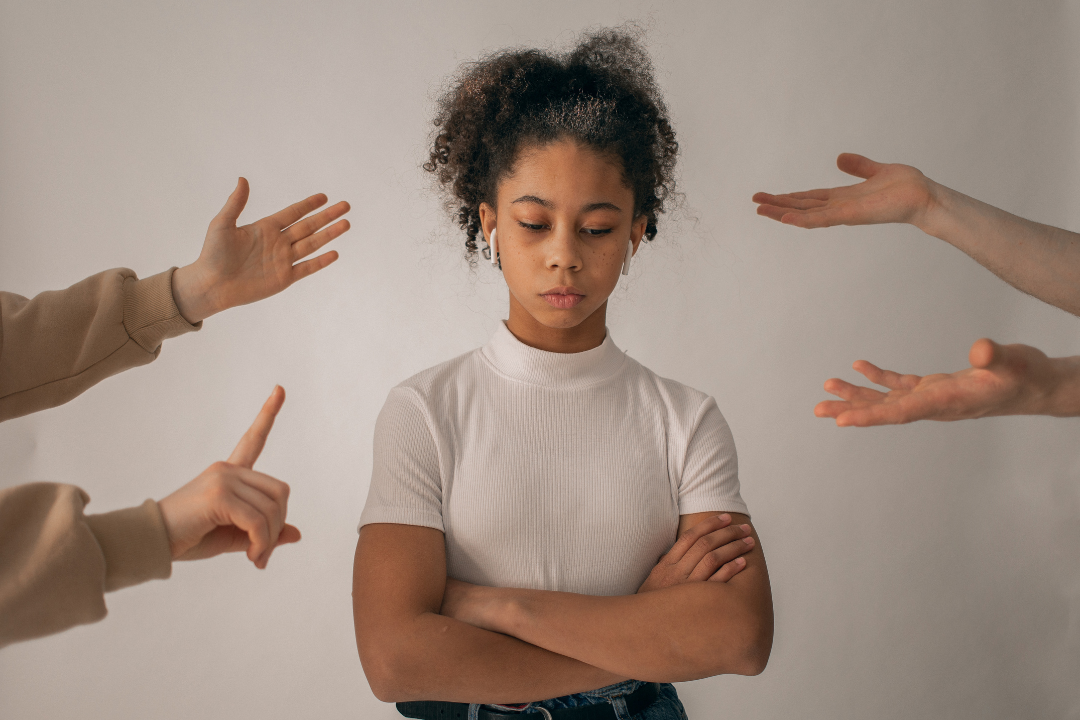 femme entourée de personnes faisant des signes de main